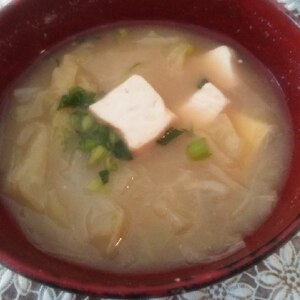 キャベツ・豆腐の味噌汁